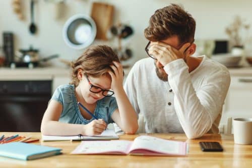 Padre e hija haciendo deberes