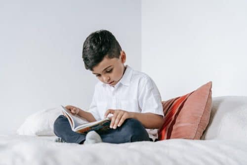 Niño con un libro