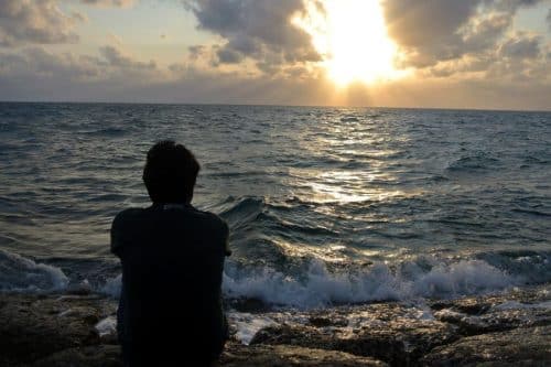 Hombre nostálgico mirando el mar