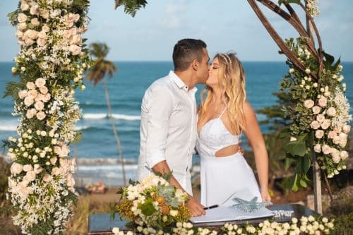 Novios besándose en una boda en una playa