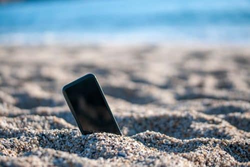 Un teléfono móvil en una playa