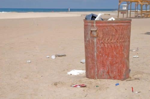 Un cubo de basura en una playa