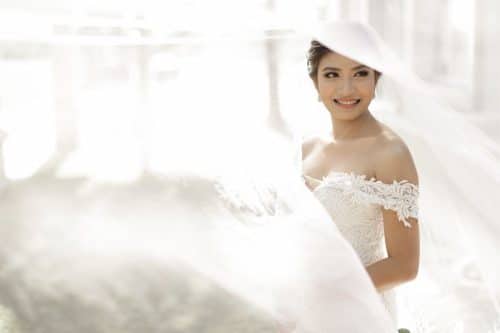 Una novia vestida de blanco